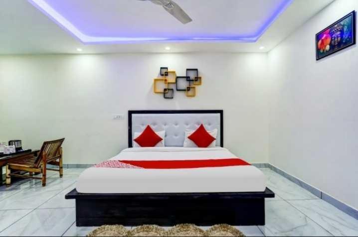 Hotel O Seventy Stay In Sohana Bagian luar foto