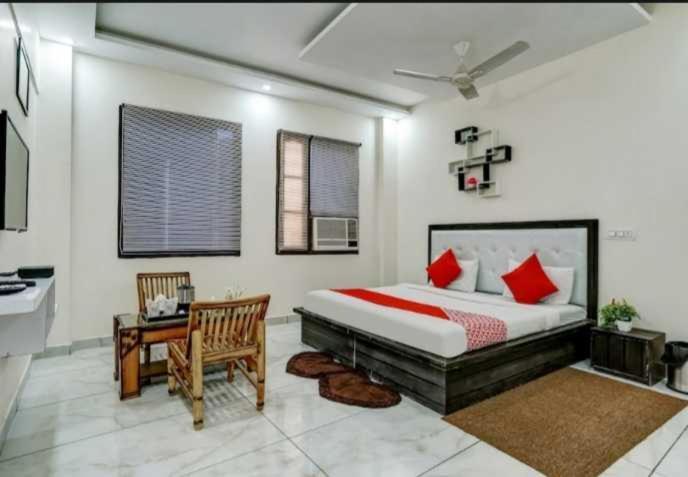 Hotel O Seventy Stay In Sohana Bagian luar foto