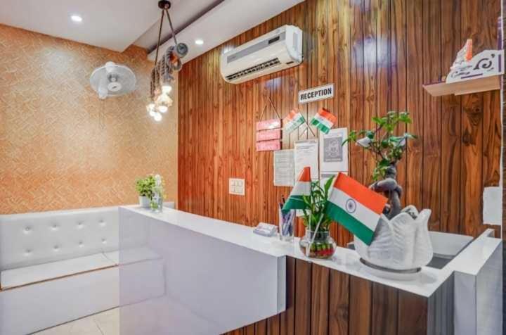 Hotel O Seventy Stay In Sohana Bagian luar foto