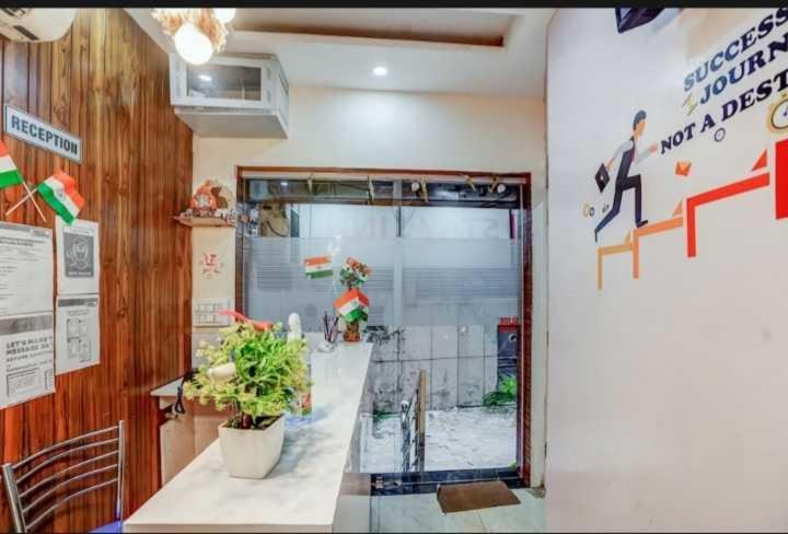 Hotel O Seventy Stay In Sohana Bagian luar foto